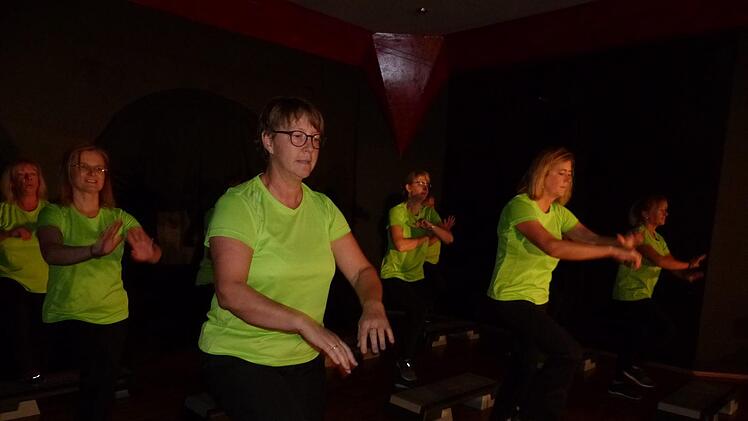 Flott war die Eröffnung der 10. Langen LQN-Kulturnacht durch die Wartenfelser Gymnastikdamen mit "Step by Step".   Foto: Klaus-Peter Wulf