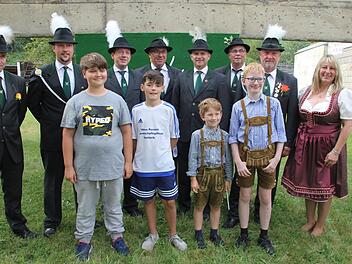 Erik Mainz (vorne links) ist der neue Vogelkönig. Ihm folgten als Ritter Maximilian Walcher, Levi Schudel und Moritz Meister. Mit im Bild, hintere Reihe von links: Frank Trapper, Michael Heim, Dirk Söhnlein, Jürgen Grune, Matthias Kohlmann, Johannes Schedel, Bernd Korb und Christin Schedel.