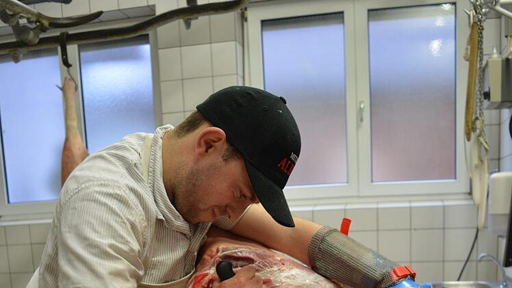Beim Zerteilen ist Muskelkraft gefordert Foto: Ronald Heck