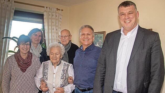 Im Bild (von links): Tochter Annette Brenzinger, die Vorsitzende der Blumen- und Gartenfreunde Ursula Bornschlegel, der Ortsbeauftragte G&uuml;nter Fischer, Sohn Klaus Dinkel sowie der Zweite B&uuml;rgermeister der Stadt Bad Staffelstein Hans-Josef Stich. Zusammen mit vielen Nachbarn und Freunden gratulierten sie der Jubilarin Anneliese Dinkel (Dritte von links) zum 90. Geburtstag. Foto: Hartmut Klamm