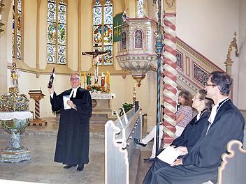Pfarrer Christian Pohl freute sich in der St.-Jakobi-Kirche über schöne Abschiedsgeschenke. Foto: Heike Schülein