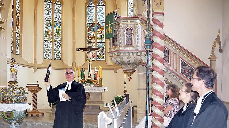 Pfarrer Christian Pohl freute sich in der St.-Jakobi-Kirche über schöne Abschiedsgeschenke. Foto: Heike Schülein