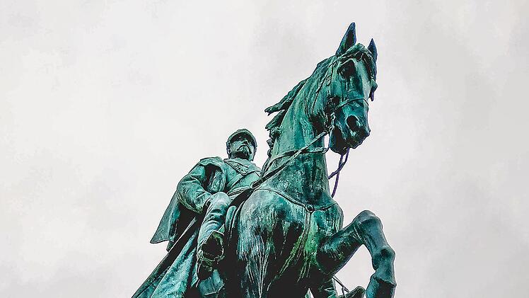 Christian Boseckert am Reiterdenkmal im Hofgarten. Mit der Person Herzog Ernst II. hat er sich 2018 zu dessen 200. Geburtstag eingehend befasst. (Die Patina ist einem Bildbearbeitungseffekt zu verdanken.)