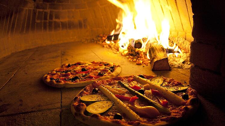 Klassische Holzofenpizza in Bamberg.