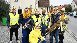 Mit vielen Fuß- und Musikgruppen