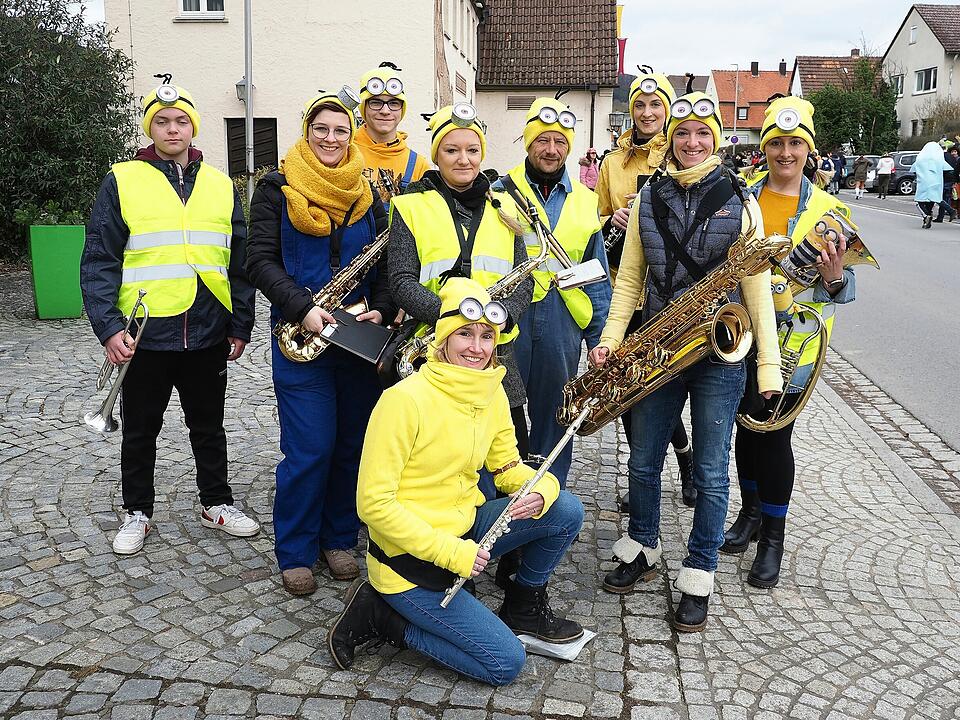 Mit vielen Fuß- und Musikgruppen