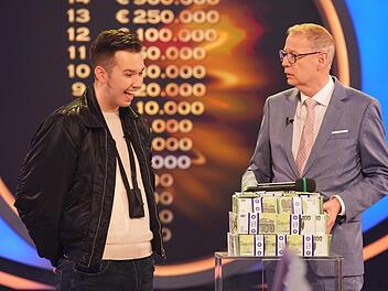 Günther Jauch (rechts) maßregelte den etwas zu euphorischen Kandidaten Arman Hodzic.