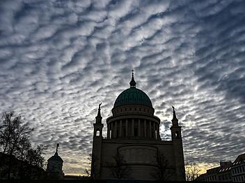 Wolken &uuml;ber der Nikolaikirche