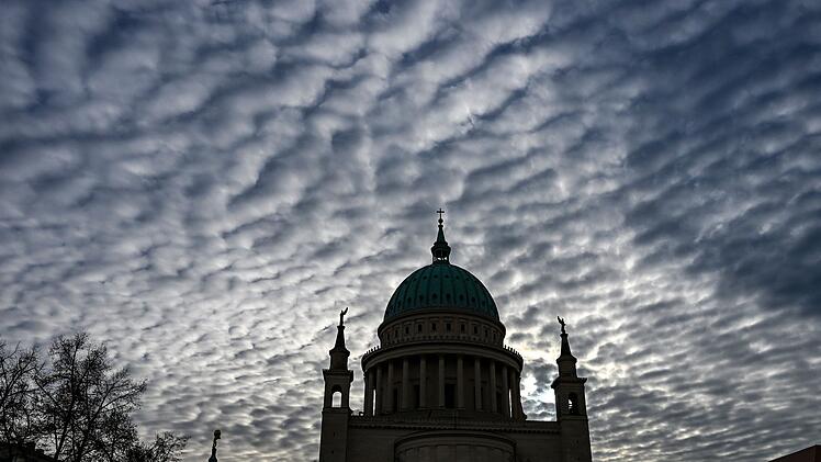 Wolken &uuml;ber der Nikolaikirche