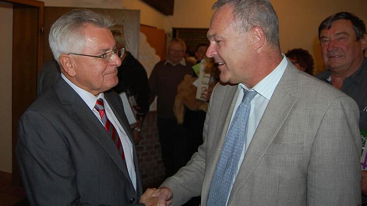 Neustadts OB Frank Rebhan gratuliert.