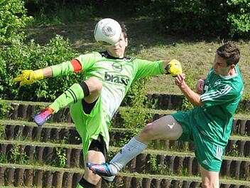Strafraum-Aktionen en masse gab es in Garitz, leider mit dem schlechteren Ende für den Heimverein. Auf unserem Bild klärt der Frammersbacher Torwart Markus Fischer vor Alexander Flassig. Foto: Hopf