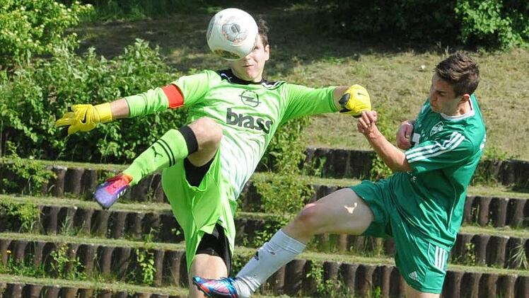 Strafraum-Aktionen en masse gab es in Garitz, leider mit dem schlechteren Ende für den Heimverein. Auf unserem Bild klärt der Frammersbacher Torwart Markus Fischer vor Alexander Flassig. Foto: Hopf