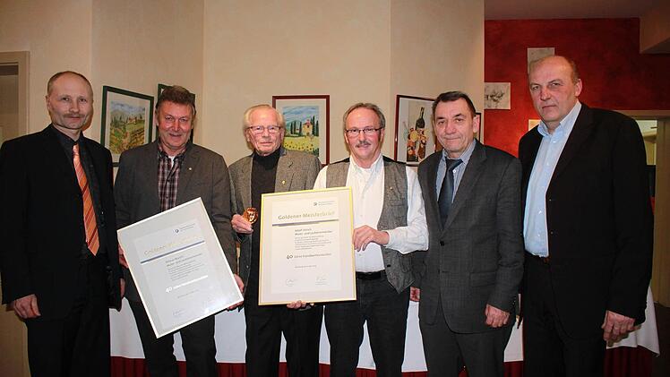 Obermeister Michael Ott (ganz links), sein Stellvertreter Jürgen Fromm (ganz rechts) und stellvertretender Landrat Oskar Ebert (2. Von rechts) gratulierten Hilmar Martin, Simon Theo und Adolf Ullrich (v.l.) zum goldenen Meisterbrief.