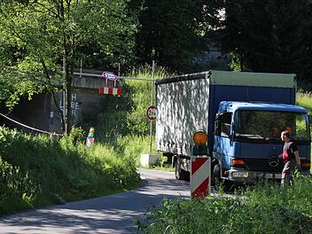 Dieser Coburger Laster blieb am Dienstag bei der niedrigen Bahnunterführung in Lauenstein nach einem Wendemanöver stecken.  Foto: Friedwald Schedel