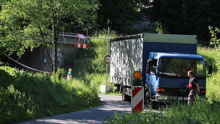 Dieser Coburger Laster blieb am Dienstag bei der niedrigen Bahnunterführung in Lauenstein nach einem Wendemanöver stecken.  Foto: Friedwald Schedel