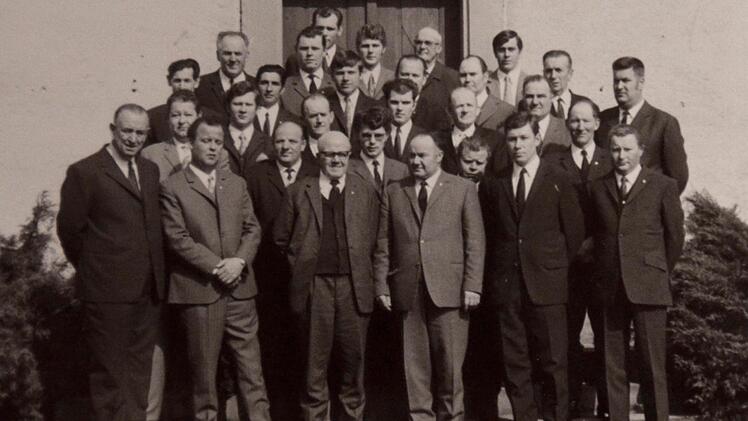 Ein Foto aus den 1970er-Jahren, als die Sängerlust noch ein reiner Männerchor war. Vorne, in der ersten Reihe links, steht der damalige Chorleiter Rudolf Dutz. In der 2. Reihe rechts ist Rudi Rost, der spätere Bürgermeister, zu sehen. Ewald Schmück, der heutige Vorsitzende des Vereins steht in der 2. Reihe als 2. von links.  Repro: Kathrin Kupka-Hahn