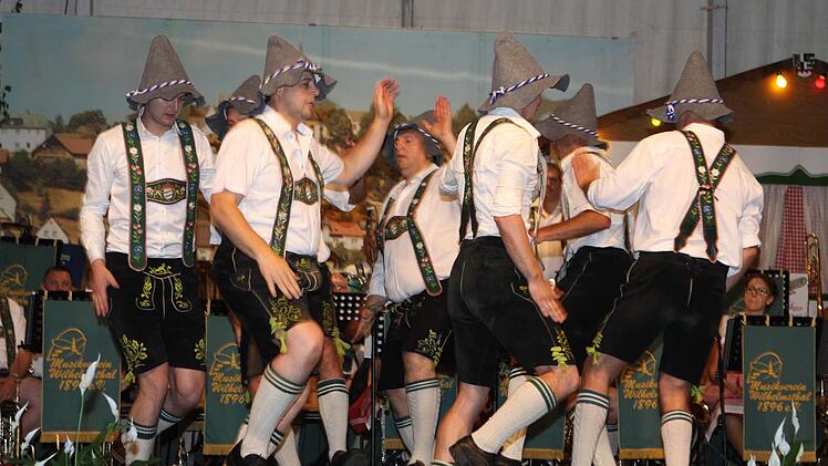 Die Plattler wechselten sich mit der Kindergruppe und dem Musikverein ab. Foto: Michael Wunder
