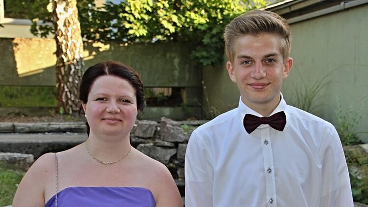 Sie haben an der Mittelschule die besten Abschlüsse erreicht. Hannah Sprenger den M-Abschluss mit der Note von 1,56 und Lukas Leyh den besten Quali mit der Note 2,05.  Foto: Helmut Will