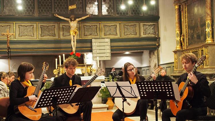 Die versierten Gitarristen Isabel Eise, Tim Wunder, Milena Stütz und Luca Bauer brillierten mit "Farewell to stromness". Foto: Nicole Julien-Mann