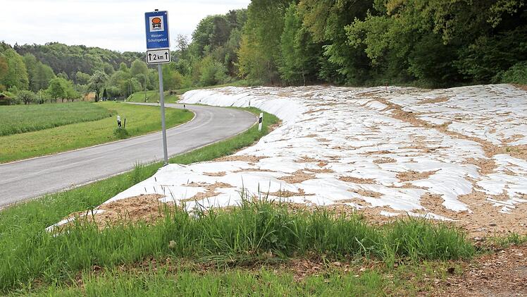 Wegen des Vorkommens und der Vergrämung von Eidechsen wurde diese Planenabdeckung am Rand der Staatsstraße bei Kirchlauter nötig.