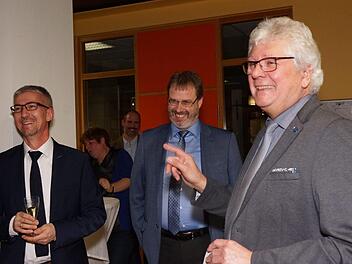Matthias Ludolph (Mitte) wird neuer Schulleiter des Frobenius-Gymnasiums. Elternbeiratsvorsitzender Andreas Troll und Noch-Schulleiter Helmut Schreiner nehmen ihn schon einmal in ihre Mitte.Foto:  Arkadius Guzy