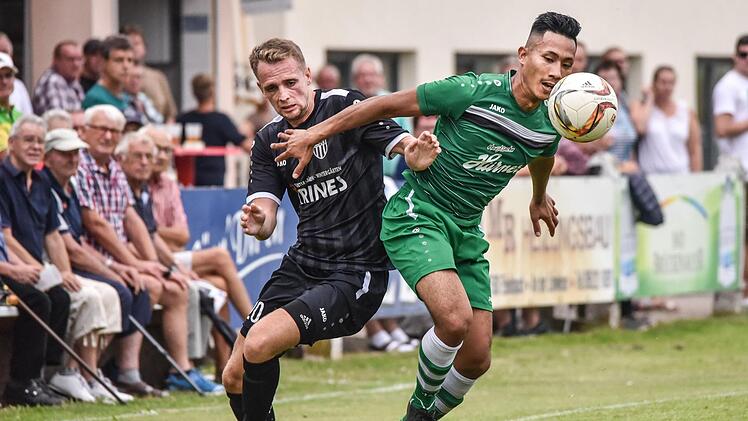 Bild mit Symbolcharakter: Die Sander, wie hier Thomas Durst (l.), kamen gegen die SpVgg Ansbach meist einen Schritt zu sp&auml;t. Foto: Ryan Evans