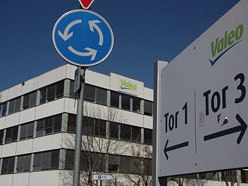 Nachdem unter den Valeo-Mitarbeitern in den vergangenen Wochen die wildesten Gerüchte kursierten, hat eine Vereinbarung zwischen Betriebsrat und Werksleitung jetzt Klarheit geschaffen. Die Firma will die Corona-Krise mit Kurzarbeit überwinden. Der Arbeitgeber erhöht die staatliche Unterstützung für die Beschäftigten um zehn Prozent. Foto: Eckehard Kiesewetter
