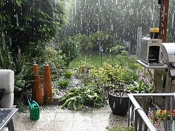 Unwetter zieht über Mittelfranken: Hagelkörner beschädigen Terrassendach