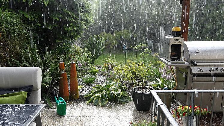 Unwetter zieht über Mittelfranken: Hagelkörner beschädigen Terrassendach