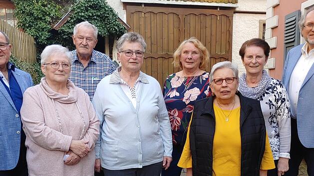 VdK-Kreisvorsitzender Anton Hammer, Beisitzerin Dorothea Schwarz, Ehrenvorsitzender Joachim Freund, stv. Ortsvorsitzende Gerda Lautner, Schriftführerin Maria Stephan, Beisitzerin Heidemarie Kirchner, Kassierin Hannelore Kleisner und Ortsvorsitzender Georg Lang