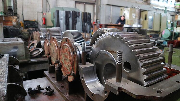 Maschinenbau, Fabrikhalle, Fertigung, Produktion, Schleifgerät