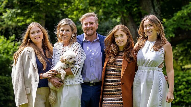 Prinzessin Amalia (links) wird ihren Eltern Königin Máxima (zweite von links) und König Willem-Alexander eines Tages auf den Thron folgen. Ihre jüngeren Schwestern Alexia (zweite von rechts) und Ariane (rechts) hingegen können ihre Berufswahl frei treffen.