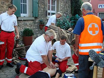 Die HvO-Gruppe um Alfred Sattes rückt nicht nur zu Ernstfällen aus, sondern beteiligt sich auch regelmäßig an Übungen - wie hier bei einer Feuerwehrübung in Albertshofen.