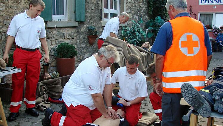 Die HvO-Gruppe um Alfred Sattes rückt nicht nur zu Ernstfällen aus, sondern beteiligt sich auch regelmäßig an Übungen - wie hier bei einer Feuerwehrübung in Albertshofen.