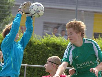 Bewundert von Mitspielerin Laura Fuchs, pflückt sich Prosselsheims Torfrau Jenny Winter die Kugel aus der Luft. Jasmin Rhein (vorne) und Sarah Wintzheimer (beide Frickenhausen) haben keine Chance. Foto: Thomas