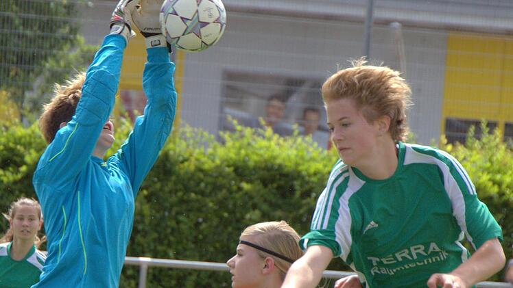 Bewundert von Mitspielerin Laura Fuchs, pflückt sich Prosselsheims Torfrau Jenny Winter die Kugel aus der Luft. Jasmin Rhein (vorne) und Sarah Wintzheimer (beide Frickenhausen) haben keine Chance. Foto: Thomas