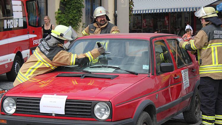 Die Feuerwehr "zerlegt" ein Auto.