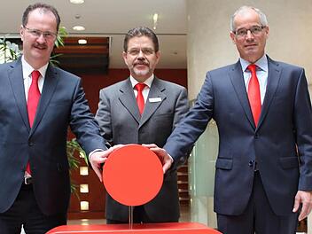 Die drei Vorstandsmitglieder der Sparkasse Coburg-Lichtenfels (von links) Martin Faber, Vorsitzender Siegfried Wölki und Roland Vogel, berichteten von einer positiven Entwicklung. Foto: Ulrike Nauer