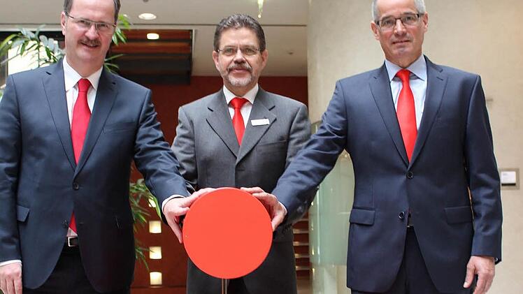Die drei Vorstandsmitglieder der Sparkasse Coburg-Lichtenfels (von links) Martin Faber, Vorsitzender Siegfried Wölki und Roland Vogel, berichteten von einer positiven Entwicklung. Foto: Ulrike Nauer