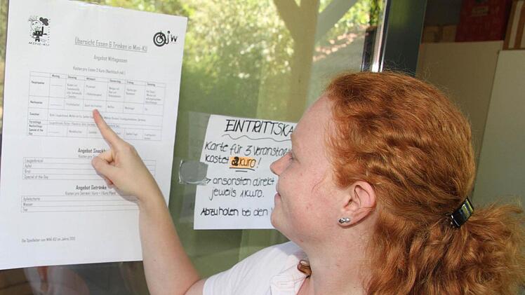 Betreuerin Pia Hempfling staunt, wie einfallsreich die Küche ist. Foto: Sonja Adam