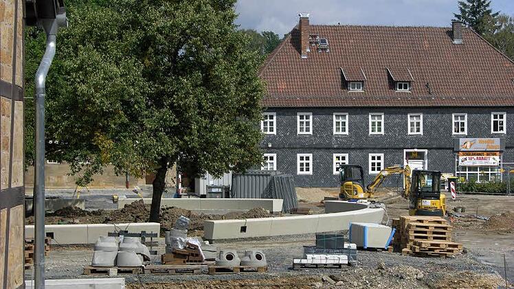 Im weiten Rund umspannt das Rondell aus Betonelementen die Baumgruppe als Blickfang des "neuen" Domänenhofs.
