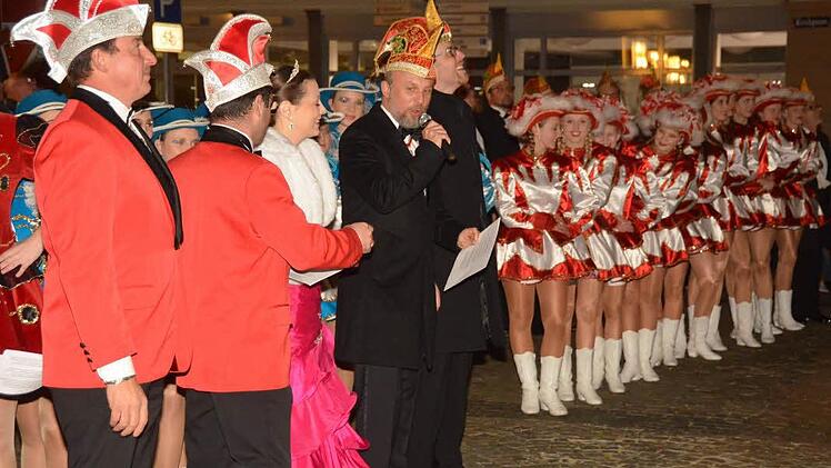 Die Narren beim Rathaussturm in Bad Kissingen.  Foto: Peter Rauch