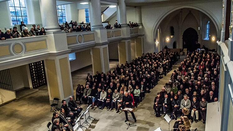 Der Coburger Bachchor beeindruckte zahlreiche Zuhörer mit der Erstauffhührung von Monteverdis Marienvesper in der fast fertig renovierten Morizkirche.Foto: Jochen Berger