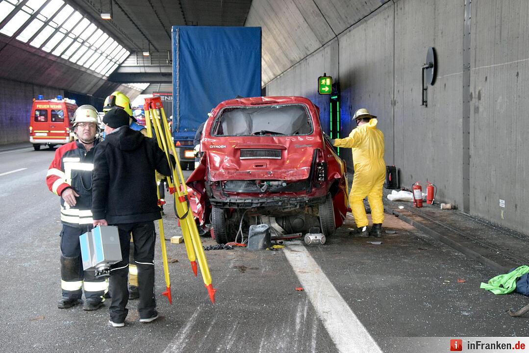 Auto zwischen Lkw eingequetscht auf A3