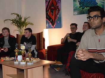 Gebannt verfolgen die Jugendlichen auf der Leinwand das Fußballspiel, das sie gerade auf der Playstation gegeneinander spielen. Foto: Pondelicek