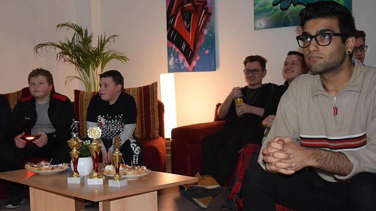 Gebannt verfolgen die Jugendlichen auf der Leinwand das Fußballspiel, das sie gerade auf der Playstation gegeneinander spielen. Foto: Pondelicek
