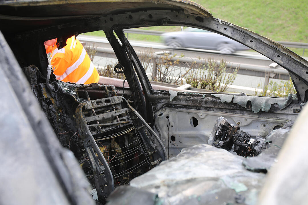 Autofahrer kracht in Leitplanke und fŠngt Feuer - Fahrer kann sich leicht verletzt retten