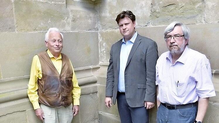Warten gespant auf das Ergebnis der Knochenuntersuchung: Oswald Tränkenschuh vom historischen Arbeitskreis Königsberg, Pfarrer Peter Hohlweg, Wolfgang Fischer (Arbeitskreis) an der Fundstätte (von links). Foto: Gerold Snater