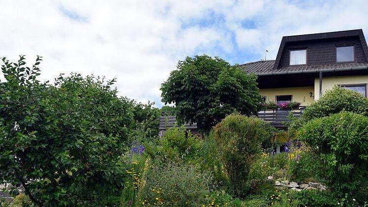 Familie Wilder in Burgkunstadt hat den nach Süden stark abfallenden Vorgarten aufwendig gestaltet.