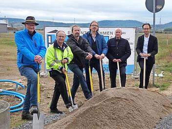 Den offiziellen Spatenstich zum Neubau einer staatlich gef&ouml;rderten Wohnanlage in Knetzgau vollzogen (von links) Norbert Krauser (Gesch&auml;ftsf&uuml;hrer der Baufirma Krauser GmbH), Martin Mantel (Bauamt der Gemeinde Knetzgau), bauleitender Architekt Jan Schrepfer (K & U GmbH), Markus Kuhn (Gesch&auml;ftsf&uuml;hrer K & U GmbH), B&uuml;rgermeister Stefan Paulus und Regierungsbaumeister Matthias Noll.  Foto: Christian Licha